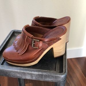 Madewell tan leather clogs.